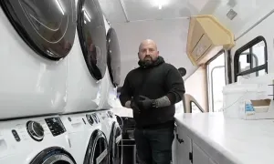 Cựu cảnh sát mở dịch vụ giặt là miễn phí cho người vô gia cư